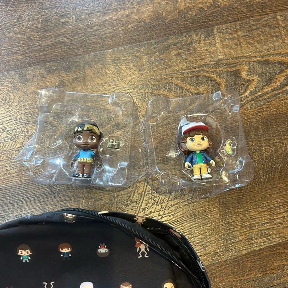 Stranger Things Backpack & Figures - Picture 11 of 14